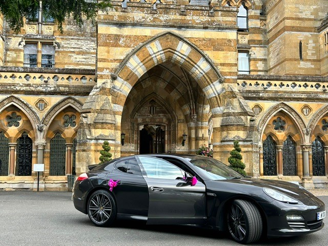 Wedding Celebrationschauffer driven to their special venue